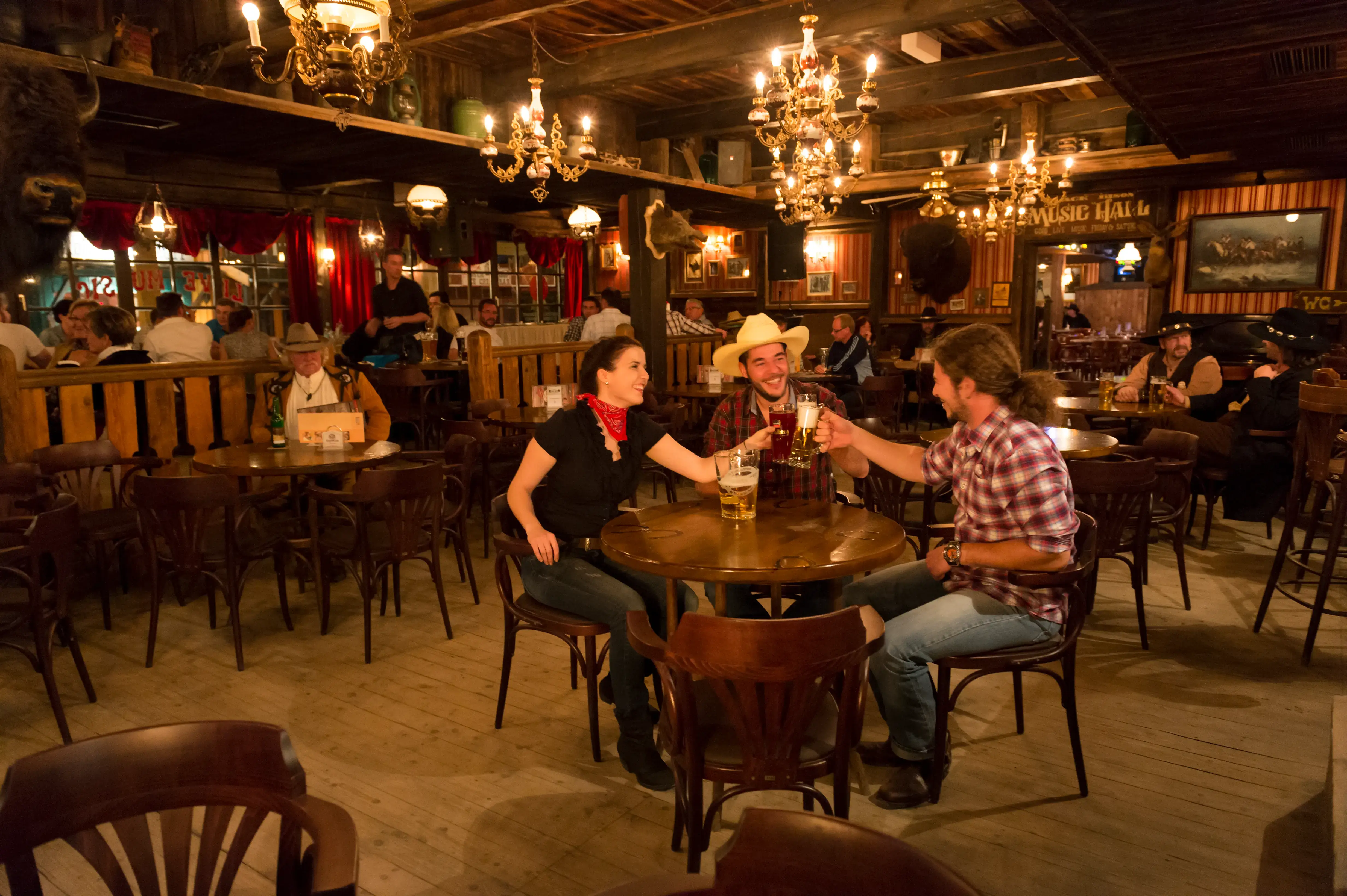 Blonde Bedienung bringt Aperitif